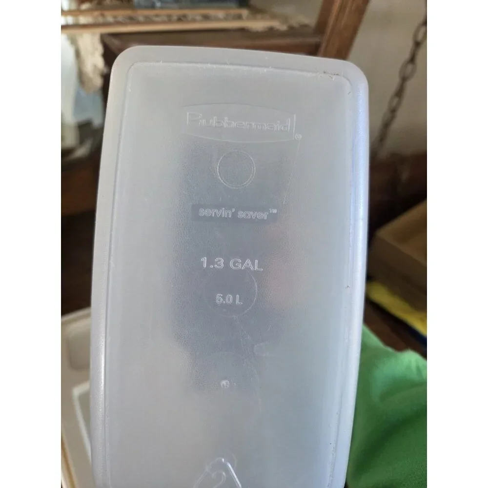 Rubbermaid Servin‎ Saver 1.3 Gallon Plastic Cereal Keeper with Almond Lid